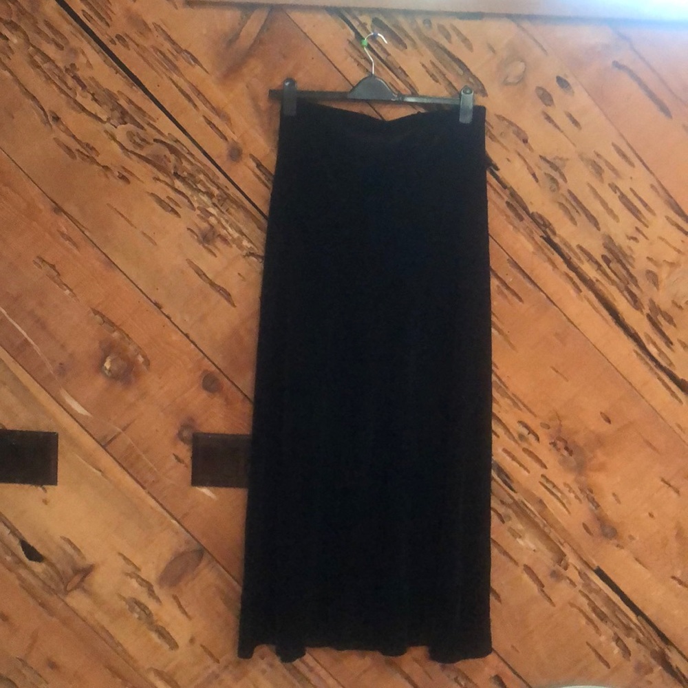 Velvet long skirt.